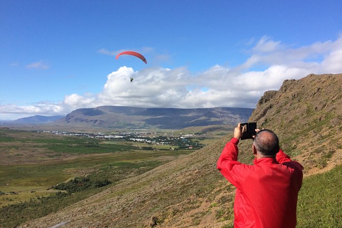 Tandem Paragliding Over the Rugged Lava Fields at Blue Mountains - What To Expect