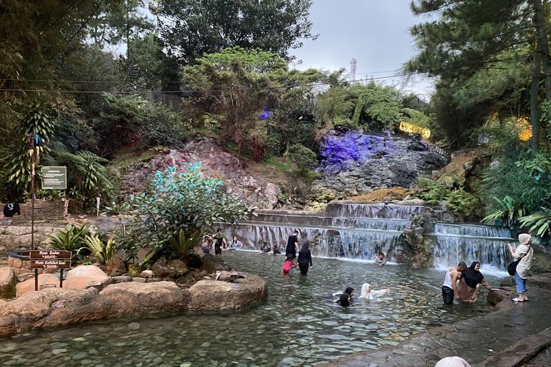Tangkuban Perahu Volcano & Sari Ater Hot Spring Private Tour from Jakarta - Who should consider this tour