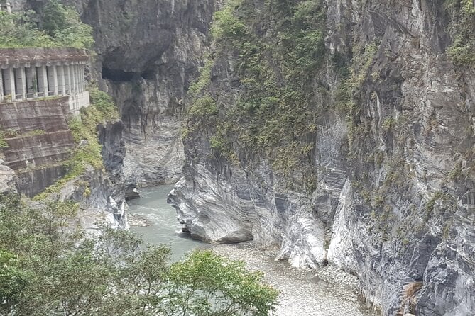 Tarogo Gorge Day Tour ( MERCEDES Van) From Taipei - Tour Guide Expertise