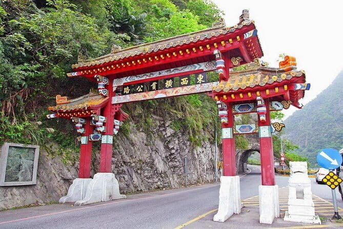 Taroko, Qingshui Cliff, Xincheng Old Street & Qixingtan Day Tour - Exploring the Natural Marvels