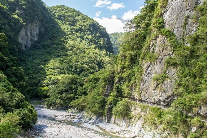 Taroko, Qingshui Cliff, Xincheng Old Street & Qixingtan Day Tour - The Sum Up