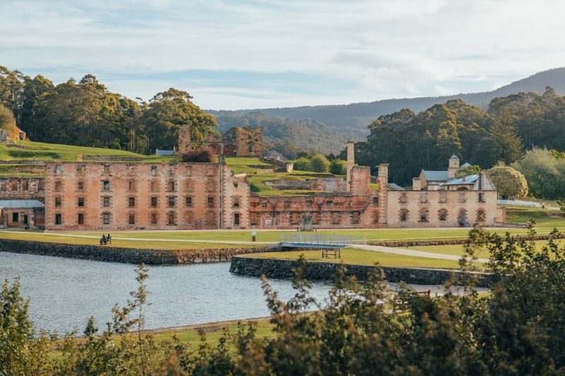 Tasmania 6-Day Classic Attractions Tour with Aurora - Guides and group travel
