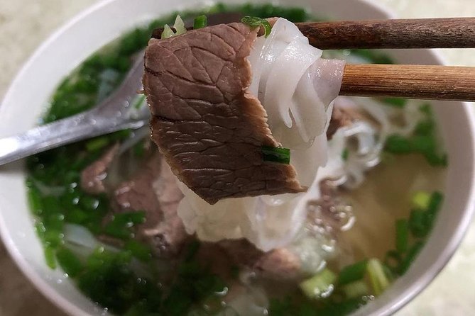 Tasting 8 Different Hanoi Street Foods at Noon Time - Che - Sweet and Refreshing Vietnamese Desserts