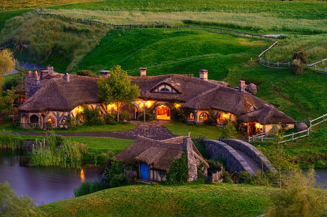 Tauranga - Hobbiton -Rotorua : Movie Set & Geysers: Private Tour. - Meeting and Pickup