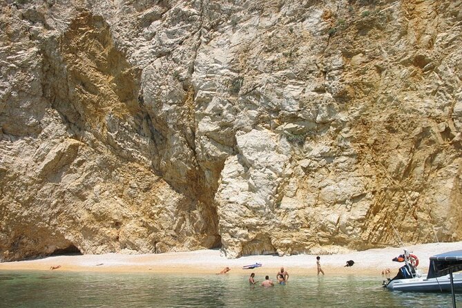 Taxi Boat Kormat - Experience: Half or Full-Day Private Trips