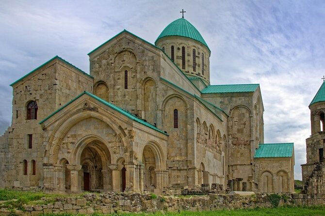 Tbilisi Airport Transfers: Tbilisi City to Tbilisi Airport TBS in Standard Van - Vehicle and Amenities