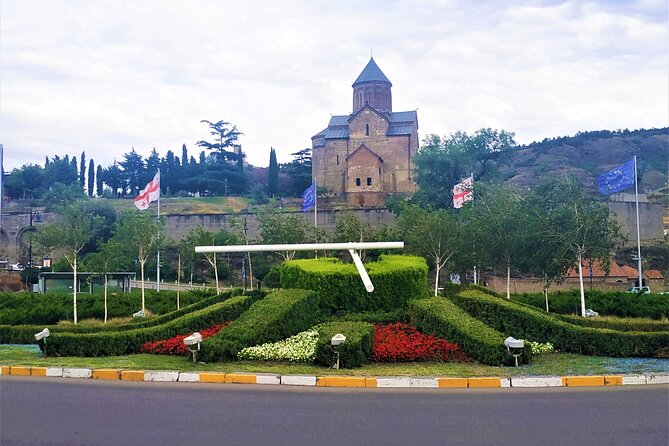 Tbilisi Walking Tour With Cable Car, Wine Tasting & Bread Bite - Tour Features
