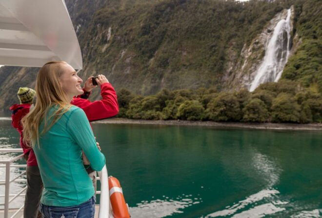 Te Anau: Milford Sound Bus, Cruise, Observatory, & Lunch - Intimate Cruise and Underwater Observatory Visit