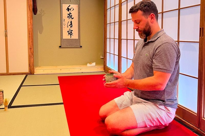 Tea Ceremony Experience in Osaka - A quiet room in the middle of Dotonbori