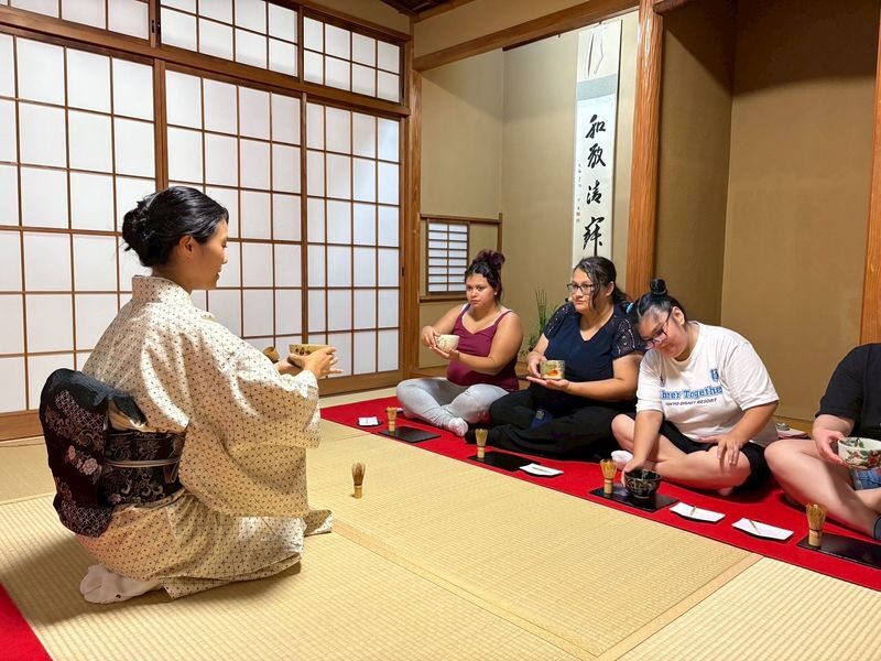 Tea Ceremony Tokyo Cha An in Shibuya - The demonstration shows the care behind each gesture
