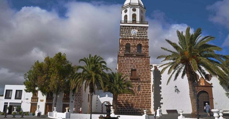 Teguise: Market and César Manrique Foundation Tour - Tour Duration and Guide Availability