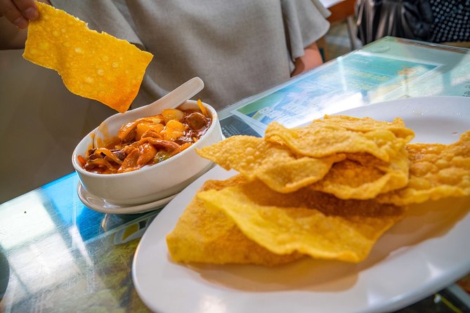 Temple Street Night Foodie Tour - Tour Highlights