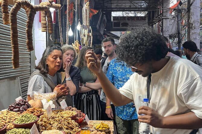 Temples, Bazaars & Food Tasting in Old Delhi with Female Guide - Good To Know