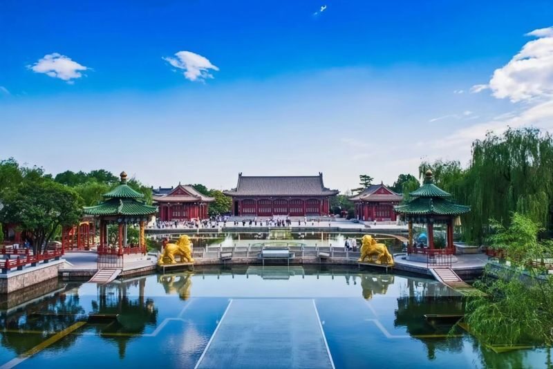 Terracotta Warriors, Lishan Garden, and Huaqing Palace Day Tour in Xian - Guides, transfers, and the group experience