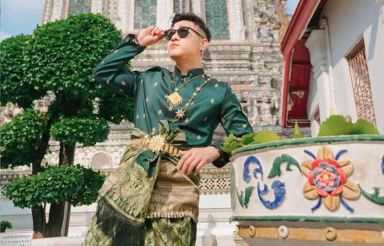 Thai Costume Photographer at Wat Arun/Pho in Bangkok - Photographer Expertise and Guidance