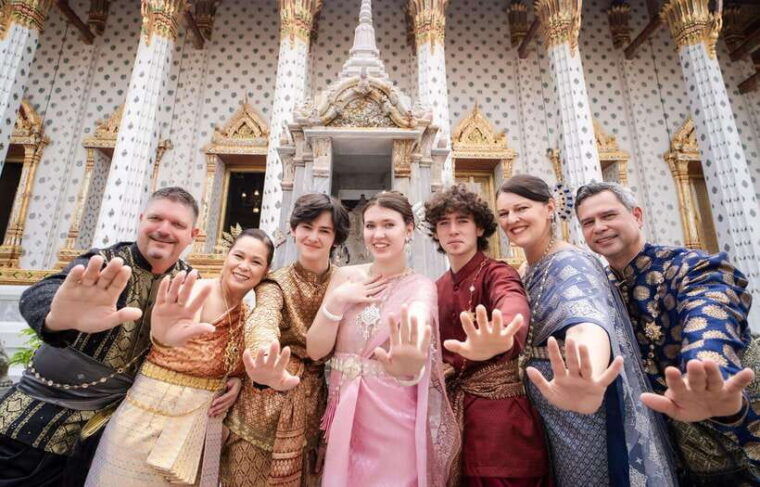 Thai Costume Photographer at Wat Arun/Pho in Bangkok - Inclusions and Exclusions