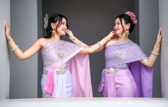 Thai Costume Photographer at Wat Arun/Pho in Bangkok - Exploring Nearby Attractions