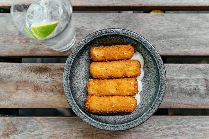 The 10 Tastings of Melbourne With Locals: Private Food Tour - Laneway Graffiti Experience