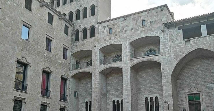 The 5 Charms of Gothic Area - Historic Bars and Raval Exploration