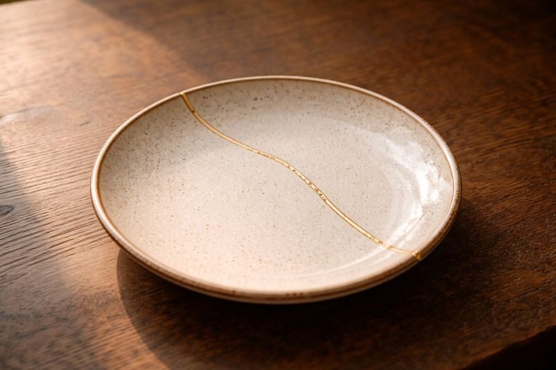 The Art of Kintsugi: Traditional Golden Repair in Tokyo Asakusa - Choosing a plate and working with the materials