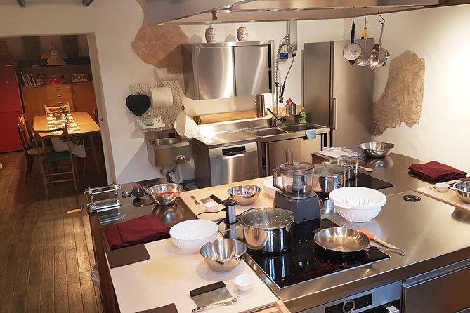 The Art of Making Pizza-Cooking Class in Unique Location With Italian Pizzachef - What To Expect