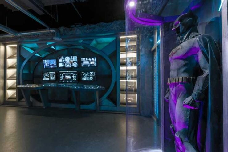 The Batcave : Secret Missions at Batman Escape Game Paris - Immersive Environment Details