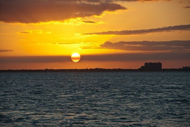 The best Miami boat party with DJ, drinks and lights of the city - Good To Know  