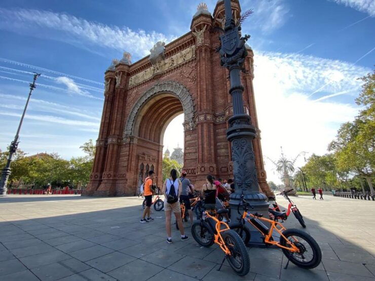 The BEST Unique Guided City Tour Barcelona 2-3h Bike/E-Bike. - Tour Experience