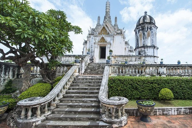 The Damnern Saduak and Phetchaburi Are Located Near Hua Hin. - Common Questions