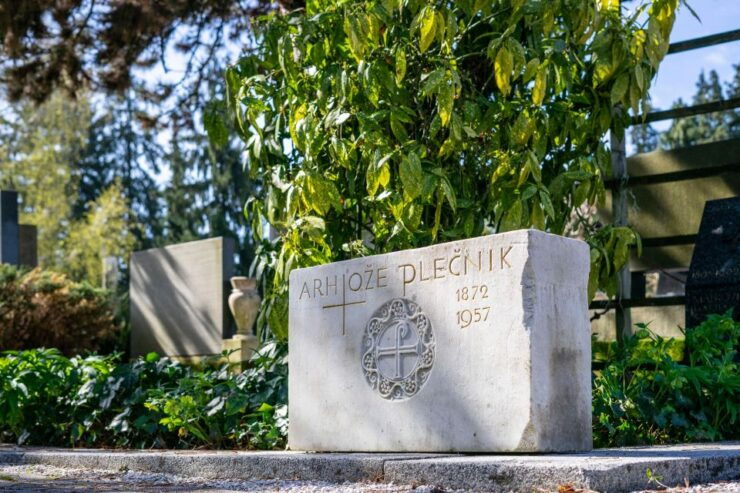 The Deadly Tour - Ljubljana Cemetery Tour - Tour Duration and Languages