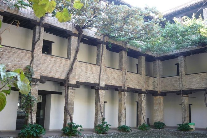 The Golden Fold: the Nobility Next to the Alhambra - Architecture and Design