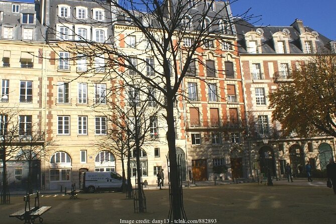 The Historic Heart of Paris: Private Walking Tour & River Cruise - Exploring the Historic Districts