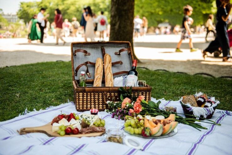 The Parisian Picnic - Language Options and Group Type