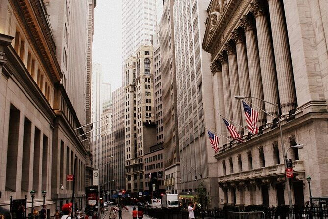 The Ride Theatre Bus and See 30+ NYC Top Sights Walking Tour - Starting at Wall Street: The Financial Heart of NYC