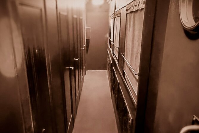 The "Un Train D'enfer" Room - Storyline and Theme