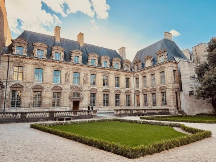 The Vibrant City Center. Le Marais. - Discovering the Architectural Gems of Le Marais