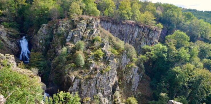 The Wonders of Arifat: A Journey to the Enchanted Waterfall - Unveiling Arifats Enchanted Waterfall