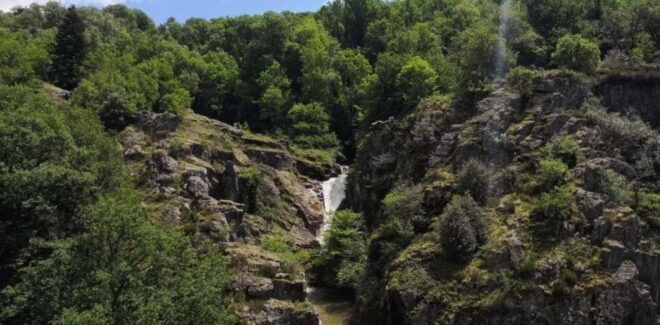 The Wonders of Arifat: A Journey to the Enchanted Waterfall - Delving Into Hiking and Relaxation