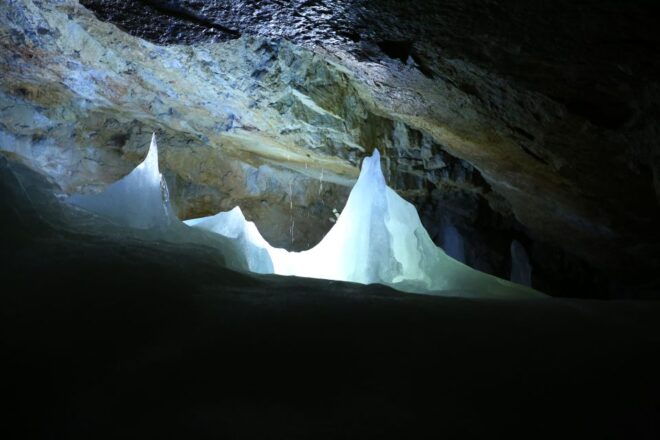 Throw Ice Caves & Hohenwerfen Castle Private Tour - Participant Selection and Date