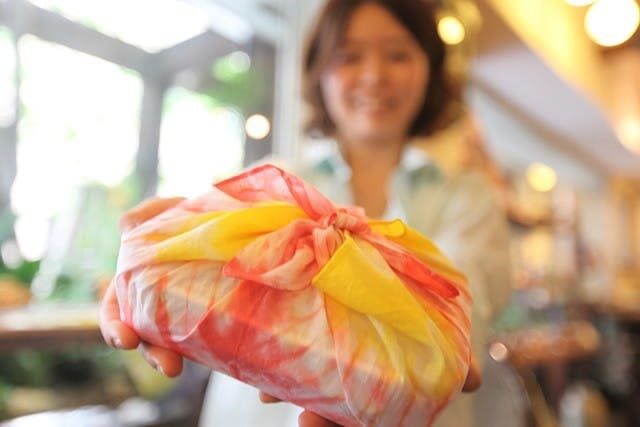 Tie-Dyeing Workshop by Yu Kobo Osaka Umeda - Staff guidance and language expectations