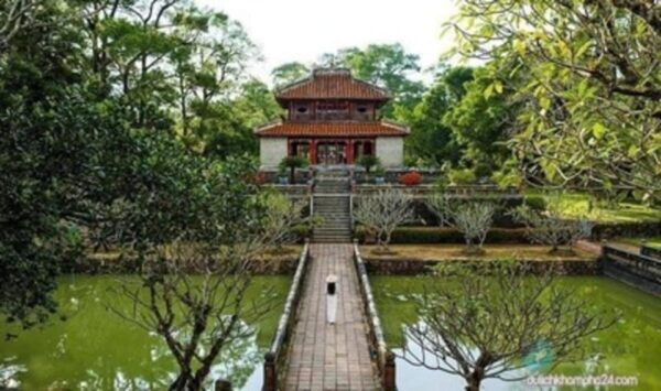 Tien Sa Port to Hue Imperial City via Hai Van Pass Day Tour - Scenic Stops on the Route