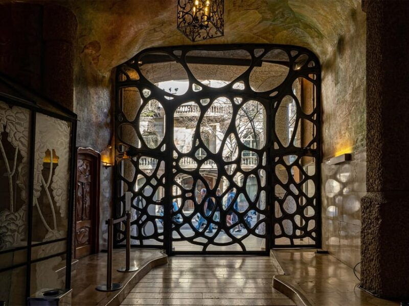 Tiquets & Tour Guide: Lights and Shadows of the Casa Milà - Antoni Gaudí - Barcelona - Tour Details and Inclusions