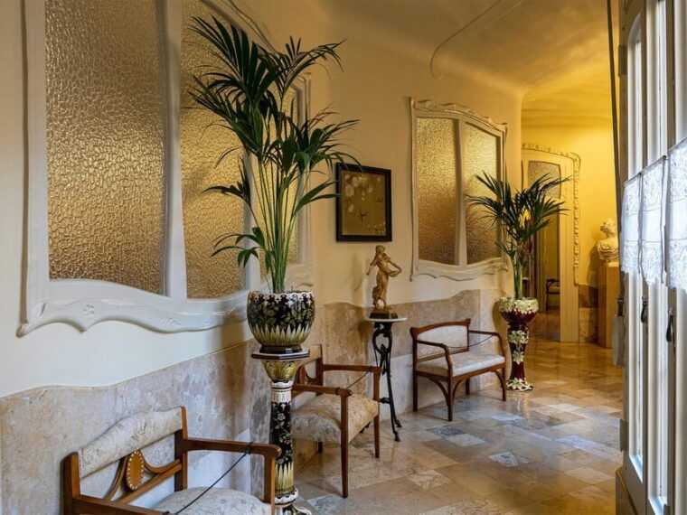 Tiquets & Tour Guide: Lights and Shadows of the Casa Milà - Antoni Gaudí - Barcelona - Itinerary and Highlights