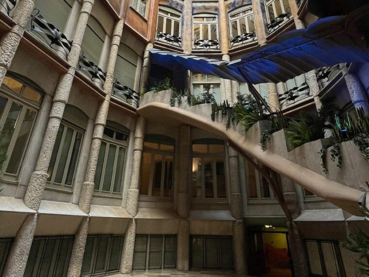 Tiquets & Tour Guide: Lights and Shadows of the Casa Milà - Antoni Gaudí - Barcelona - Discovering the Architectural Masterpiece