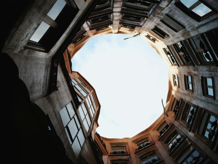 Tiquets & Tour Guide: Lights and Shadows of the Casa Milà - Antoni Gaudí - Barcelona - Exploring Life in a 1920s Apartment