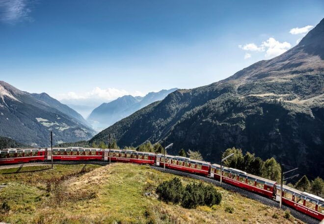Tirano: Bernina Express One-Way Train Ticket To/From Chur - Onboard Amenities
