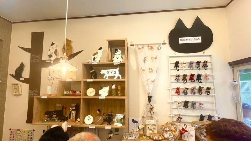 Tokyo Cat Cafe & Gotokuji Temple Half-Day Tour - Who should book this half-day outing