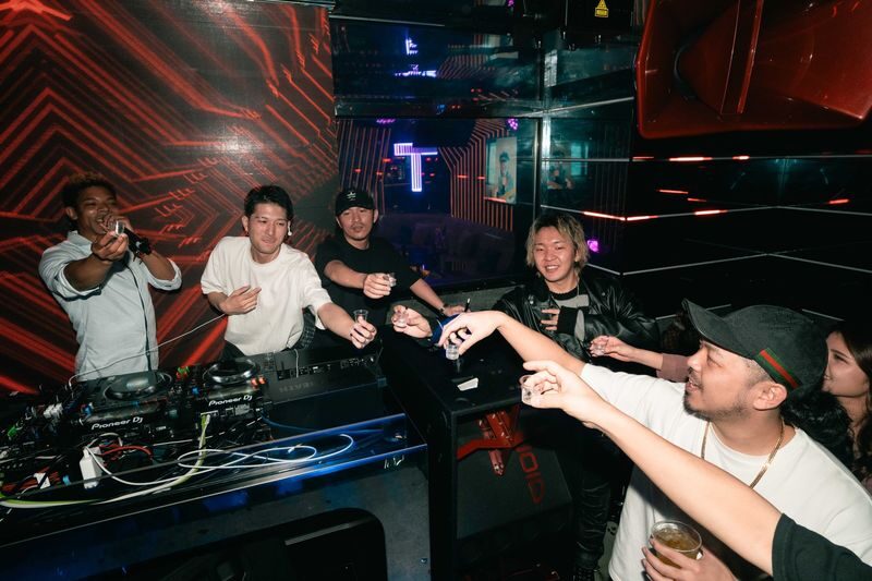 Tokyo: CROSS ROPPONGI Nightclub Admission Ticket (For Foreign) - Karaoke with a live band
