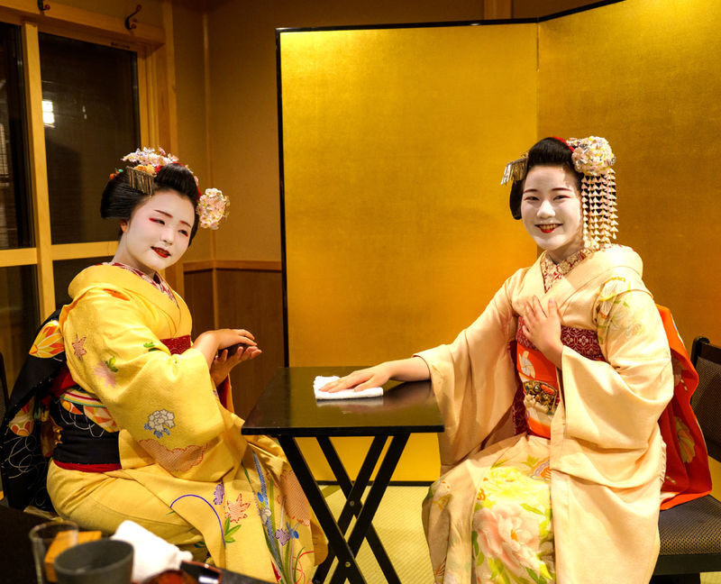 Tokyo Geisha Meet & Performance Small Group Tour - The game and photos make it interactive