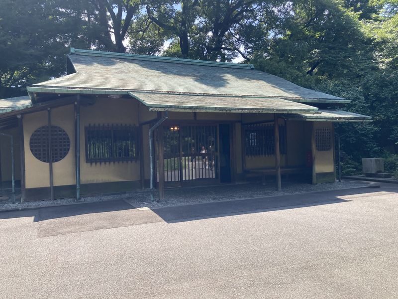Tokyo Imperial Palace & East Garden Half-Day Private Tour - Who should book this Imperial Palace walk?